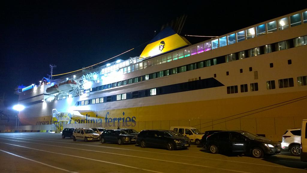 001.jpg - Je pars en Corse. C'est mon droit ;-) ! 
Savone- Bastia, de nuit, sortant du boulot en début d'près-midi. Un si grand bateau pour si peu de passagers. En tout cas un beau voyage qui m'attend dès ce 26 octobre.
